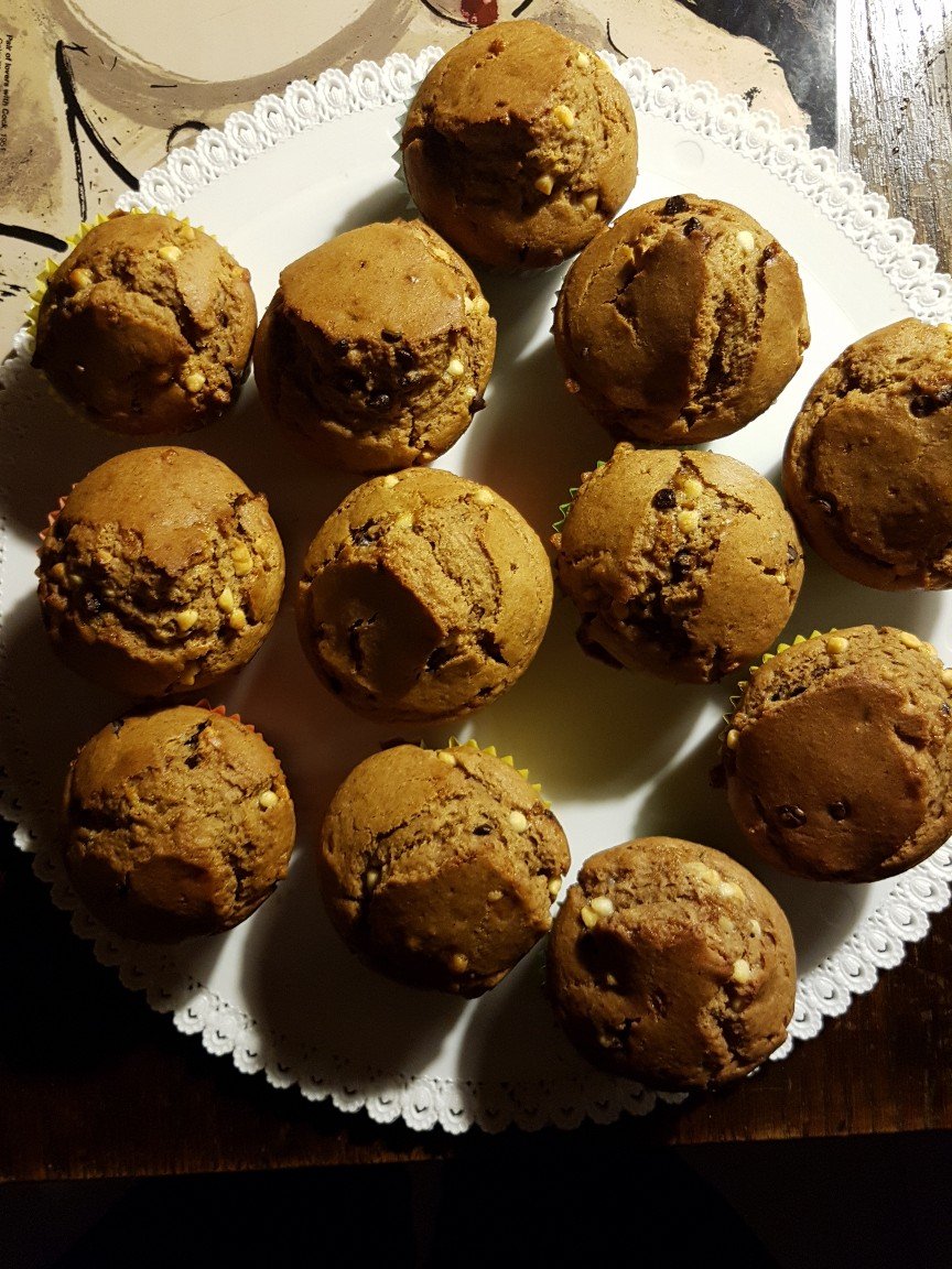 Muffin vegan di farro integrale con gocce di cioccolato bianco e nero