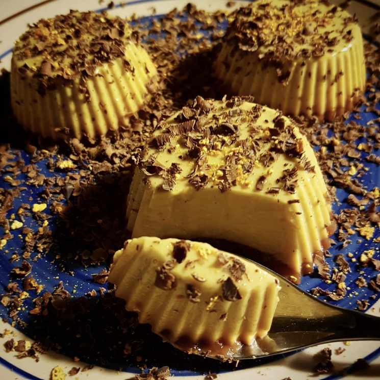 Pannacotta veg zafferano e vaniglia con gelée ai frutti di bosco